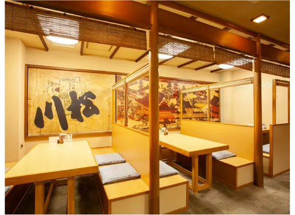 川松の店内、木の座席